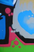 Straßenkunst. abstraktes Hintergrundbild eines Fragments eines farbigen Graffiti-Gemäldes in Blautönen foto