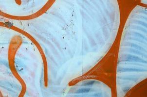 Straßenkunst. abstraktes Hintergrundbild eines Fragments eines farbigen Graffiti-Gemäldes in Weiß- und Orangetönen foto