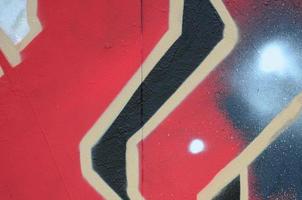 Straßenkunst. abstraktes Hintergrundbild eines Fragments eines farbigen Graffiti-Gemäldes in Rottönen foto