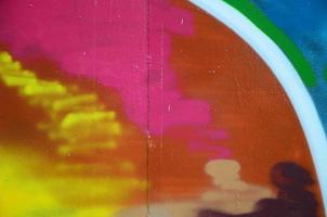 Straßenkunst. abstraktes Hintergrundbild eines Fragments eines farbigen Graffiti-Gemäldes in modischen Farben foto