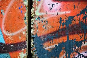 Textur eines Fragments der Wand mit Graffiti-Malerei, die darauf abgebildet ist. ein Bild einer Graffiti-Zeichnung als Foto zu Themen der Street Art und Graffiti-Kultur