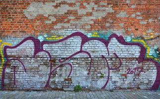 die Textur der Wand mit Graffiti, die darauf abgebildet ist. das bild des ganzen und vollständigen graffitis der zeichnung als ressourcen für die gestaltung von 3d-projekten foto