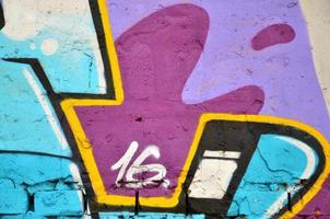 detailliertes Bild der Farbgraffiti-Zeichnung. Street-Art-Hintergrundbild. Teil des farbenfrohen Meisterwerks des professionellen Graffiti-Künstlers foto