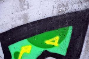 Kunst unter der Erde. schöner Streetart-Graffiti-Stil. die wand ist mit abstrakten zeichnungen hausfarbe geschmückt. moderne ikonische urbane Kultur der Straßenjugend. abstraktes stilvolles Bild an der Wand foto