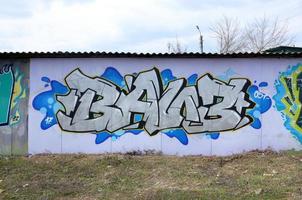 Fragment farbiger Straßenkunst-Graffiti-Gemälde mit Konturen und Schattierungen aus nächster Nähe foto