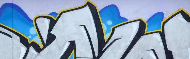 Fragment farbiger Straßenkunst-Graffiti-Gemälde mit Konturen und Schattierungen aus nächster Nähe foto