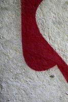 Straßenkunst. abstraktes Hintergrundbild eines Fragments eines farbigen Graffiti-Gemäldes in Chrom- und Rottönen foto