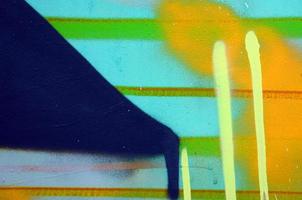 Straßenkunst. abstraktes Hintergrundbild eines Fragments eines farbigen Graffiti-Gemäldes in khakifarbenen Grün- und Orangetönen foto