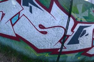 Straßenkunst. abstraktes Hintergrundbild eines vollständig fertiggestellten Graffiti-Gemäldes in Chromfüllung, grünem Hintergrund und roten Umrissen. Fisheye-Foto foto