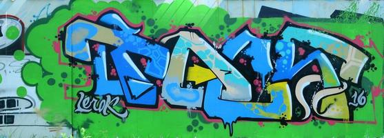 Straßenkunst. abstraktes Hintergrundbild eines vollständig fertiggestellten Graffiti-Gemäldes in Grün- und Blautönen foto