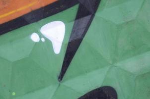 Fragment farbiger Straßenkunst-Graffiti-Gemälde mit Konturen und Schattierungen aus nächster Nähe foto