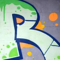 Fragment farbiger Straßenkunst-Graffiti-Gemälde mit Konturen und Schattierungen aus nächster Nähe foto