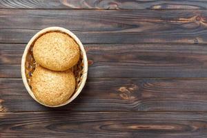 hausgemachte frische Brötchen in einem Korb auf alten Holztisch foto