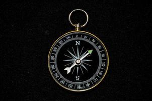 Vintage Kompass auf dunklem Hintergrund foto