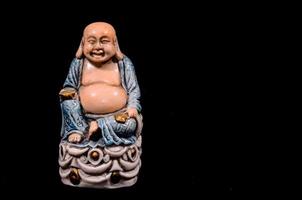 Buddha-Miniatur auf dunklem Hintergrund foto