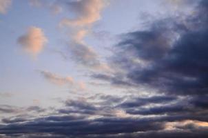 Himmel über dem Sonnenuntergang foto