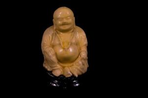 Buddha auf schwarzem Hintergrund foto