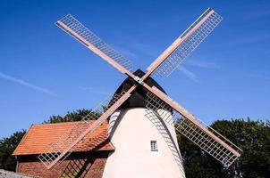 traditionelle Windmühle unter strahlend blauem Himmel foto