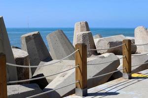 Der Wellenbrecher schützt den Strand an der Küste vor großen Wellen. foto