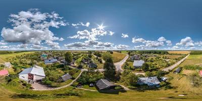 Vollständige, nahtlose sphärische HDRI 360-Panoramaansicht aus der Luft über dem grünen Dorf mit privatem Entwicklungssektor mit Landhäusern in gleichrechteckiger Projektion. foto