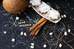 Kokos-Muffins auf schwarzem Hintergrund foto