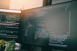 Coder-Programmierer, die im Büro arbeiten, Programmierer-Analyst, der Code schreibt - Codierungsprogramm auf dem Bildschirmcomputer zum Lernen und Entwickeln von Programmen, digitale Codierungsskripte, Java-Sprache foto