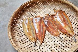Herstellung von getrocknetem Fisch Trockener gesalzener Fisch auf Dreschkorbhintergrund foto