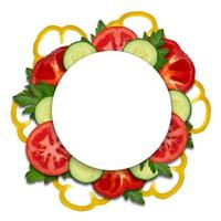 ein kreis aus gelben und roten paprika, tomaten, gurken, petersilie mit einem runden blatt in der mitte auf weißem hintergrund. geschnittenes Gemüse. Zutaten für Salat foto