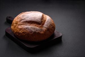 schönes leckeres frisch gebackenes rundes Weißbrot foto