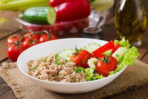 Porridge mit frischem Gemüse und Salat. gesundes Frühstück. richtige Ernährung. Diät-Menü.