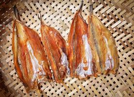 Herstellung von getrocknetem Fisch Trockener gesalzener Fisch auf Dreschkorbhintergrund foto
