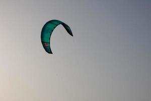 Windsurfen, Kitesurfen, Wasser- und Windsport mit Segeln oder Drachen foto