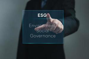 Geschäftsmann Touchscreen virtuelles Symbol esg Umwelt, Soziales und Governance Öko-Energie nachhaltige digitale Investitionen organisatorisches Wachstum Technologiekonzept. foto