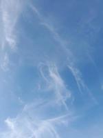 weiße Wolken am blauen Himmel. Himmel und Unendlichkeit. schöner hellblauer Hintergrund. leicht bewölkt, gutes Wetter. lockige Wolken an einem sonnigen Tag. foto