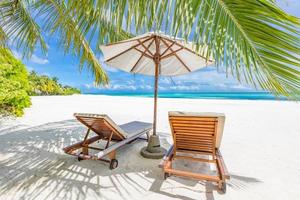 ruhige Strandszene. exotisches Panorama im tropischen Inselresort, Palmen, weißer Sand, blauer Himmel und Meer. flitterwochenziel, sommerferien oder konzeptionelle landschaft für den urlaub. Panoramalandschaft foto