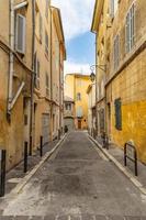 Blick auf Straßen. gemütliche straße mit türen und bunten wänden. traditioneller Süden, mediterrane Gebäude und enge Gassen foto