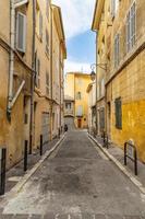 Blick auf Straßen. gemütliche idyllische straße mit türen und bunten wänden. traditioneller Süden, mediterrane Gebäude und enge Gassen foto