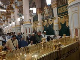 medina, saudi-arabien, dezember 2022 - schöne nachtansicht von rawdah in masjid al nabawi, madinah. foto