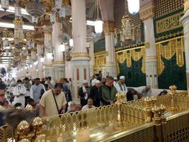 medina, saudi-arabien, dezember 2022 - schöne nachtansicht von rawdah in masjid al nabawi, madinah. foto