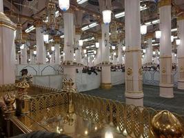 medina, saudi-arabien, dezember 2022 - schöne nachtansicht von rawdah in masjid al nabawi, madinah. foto