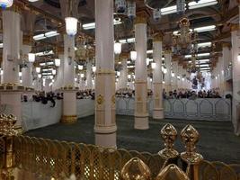 medina, saudi-arabien, dezember 2022 - schöne nachtansicht von rawdah in masjid al nabawi, madinah. foto