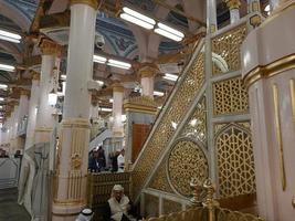 medina, saudi-arabien, dezember 2022 - schöne nachtansicht von rawdah in masjid al nabawi, madinah. foto