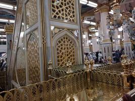 medina, saudi-arabien, dezember 2022 - schöne nachtansicht von rawdah in masjid al nabawi, madinah. foto