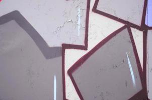 Nahaufnahmefragment einer Graffiti-Zeichnung, die mit Aerosolfarbe auf die Wand aufgetragen wurde. Hintergrundbild einer modernen Komposition aus Linien und farbigen Flächen. Street-Art-Konzept foto