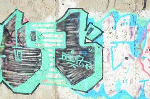 Nahaufnahmefragment einer Graffiti-Zeichnung, die mit Aerosolfarbe auf die Wand aufgetragen wurde. Hintergrundbild einer modernen Komposition aus Linien und farbigen Flächen. Street-Art-Konzept foto