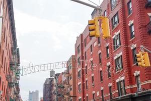 wenig italien new york gebäude eingangsschild foto