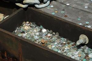 Viele Cent-Münzen-Dollar-Geld auf Liberty Island Ferry Pier Wharf New York foto