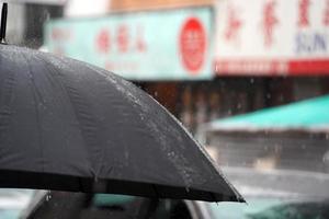 starker regen in chinatown new york city foto