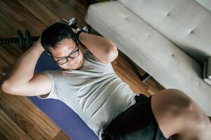 Lustiges Fat-Man-Training mit Sit-Ups oder Crunches foto