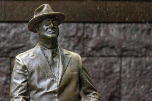 Washington DC, USA - 17. Mai 2018 - Roosevelt Memorial Statue unter dem Regen in DC foto